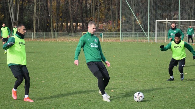 Piłkarze Radomiaka Radom we wtorek wybrali się na trening do podradomskiej Jedlni. Było spore taktyki i wewnętrzna gierka, bo już w piątek kolejny mecz PKO Ekstraklasy, z Cracovią w Krakowie (początek o godzinie 18). Na treningu bardzo dobra frekwencja. Nie trenował Thabo Cele, piłkarz Republiki Południowej Afryki, kt&oacute;ry na poniedziałkowych zajęciach lekko podkręcił staw skokowy. Przerwa z treningach potrwa około tygodnia. Kontuzjowany jest także Portugalczyk Goncalo Silva, ale ten gracz nie trenuje już od sierpnia, od meczu z Legią Warszawa. Aktualnie przebywa w swoim kraju, gdzie przechodzi okres rehabilitacji. Na treningi z pierwszym zespołem został zaproszony wychowanek Akademii Radomiaka, Jakub Snopczyński (rocznik 2005). Na piątkowy mecz z Cracovią w Krakowie wraca do wyjściowego składu pauzujący w ostatnim meczu z G&oacute;rnikiem Łęczna defensywny pomocnik, Michał Kaput. Wszystko wskazuje na to, że podopieczni trenera Dariusza Banasika w Krakowie zagrają tak jak to było w dw&oacute;ch ostatnich meczach ligowych dwoma napastnikami, Karolem Angielskim i Mauridresem Juniorem. ZOBACZ ZDJĘCIA Z WTORKOWEGO TRENINGU&gt;&gt;&gt;