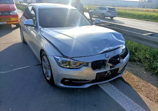 Kierująca toyotą znalazła się w karetce pogotowia. Jest badana i najprawomocniej zostanie zabrana do szpitala. Na miejscu pracują też: policja i straż pożarna.