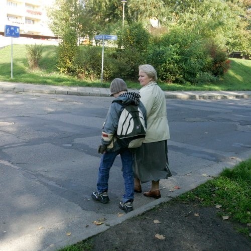 W tym miejscu mieszkający w okolicy przechodzą ulicę. Zdaniem urzędników powinni ją przekraczać znacznie dalej, gdzie wymalowano dla nich zebrę.