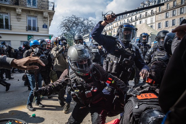 Od wielu lat 1 maja staje się we Francji okazją do masowych protestów, przeradzających się w zamieszki.