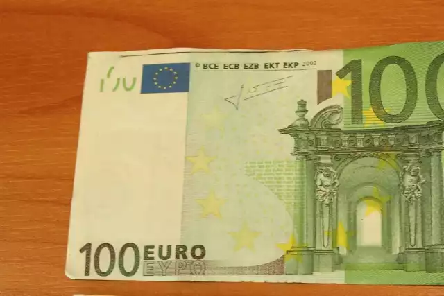 Fałszywy banknot o nominale 100 euro będzie przesłany do ekspertyzy kryminalistycznej. Po otrzymaniu wyników zostaną podjęte dalsze decyzje dotyczące zarzutów wobec 43-latka.