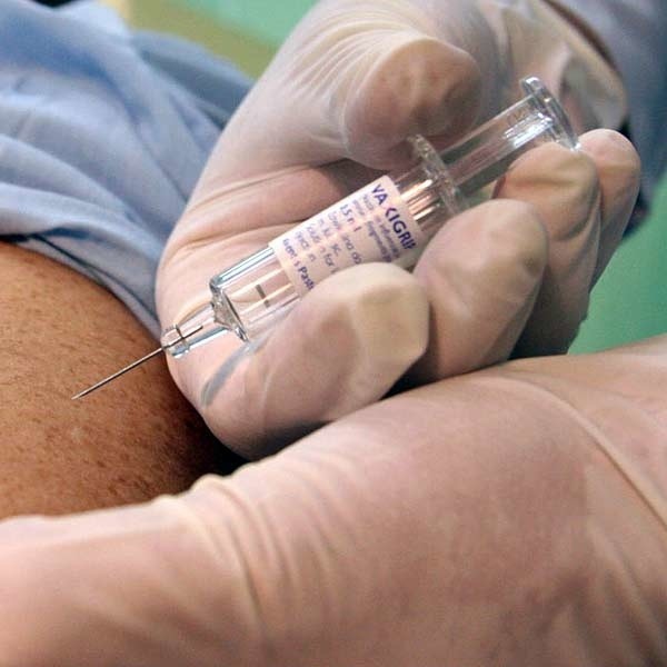 Szczepionkę na grypę można kupić w aptece za ok. 30 zł (np. Vaxigrip). Zaszczepić możesz się w sanepidzie lub swojej przychodni.
