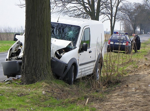 Po zderzeniu z drzewem kierowca trafił do szpitala