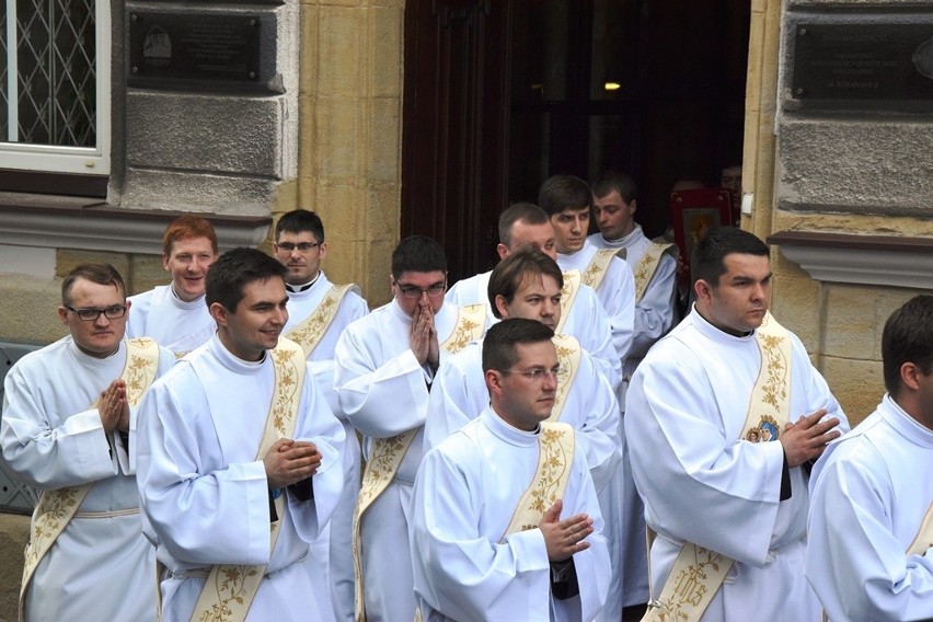 Premier Beata Szydło z mężem przyjechała na święcenia...