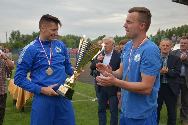 Tak Paweł Posmyk i Łukasz Maliszewski (z prawej) ze Stilonu Gorzów w czerwcu 2017 r. w Kostrzynie cieszył się ze zdobycia trzeci raz rzędu pucharu. W tym roku radować będą się piłkarze innego klubu