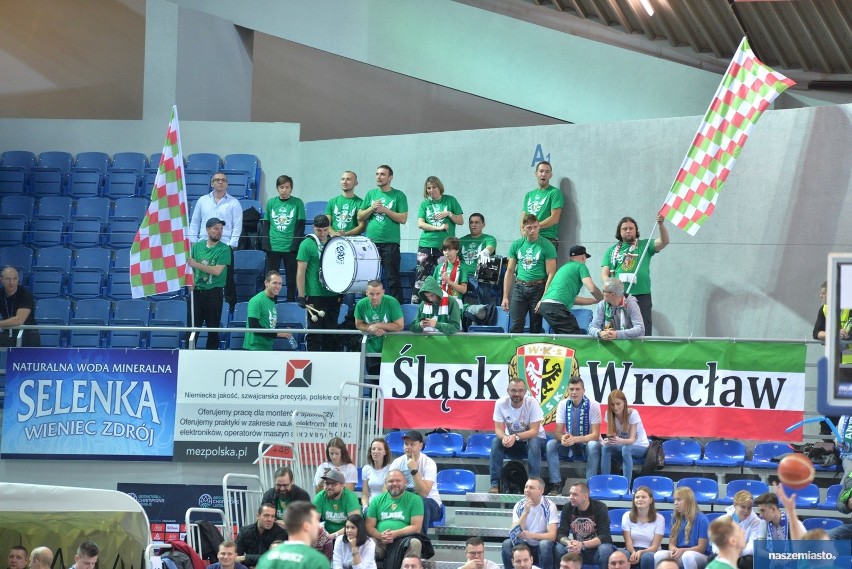 Kibice i cheerleaderki podczas "świętej wojny" we Włocławku. Anwil Włocławek - WKS Śląsk Wrocław [zdjęcia]