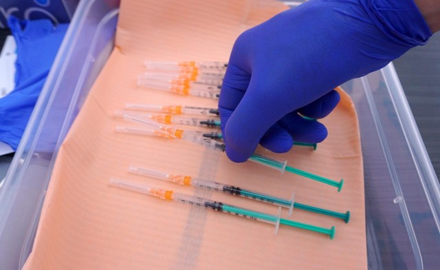 Ministerstwo Zdrowia chce za darmo szczepić na grypę nauczycieli, lekarzy, mundurowych i seniorów 