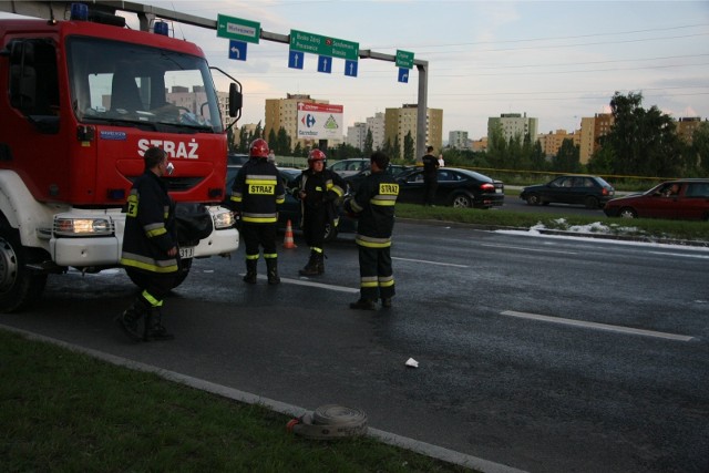 Samochód uderzył w słup na poznańskiej ulicy bałtyckiej.