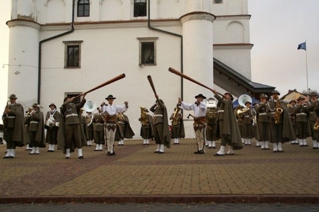 Orkiestra, podczas swojego występu na rynku, wykorzystała także instrumenty ludowe, między innymi: trombity i pasterskie dzwonki