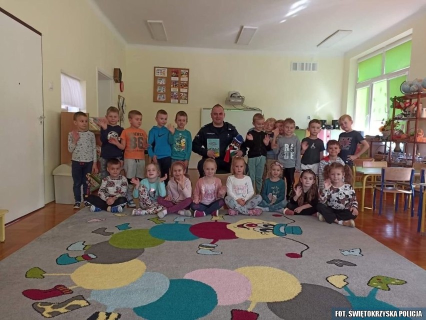 Dzielnicowy odwiedził dzieci z przedszkola w Połańcu....