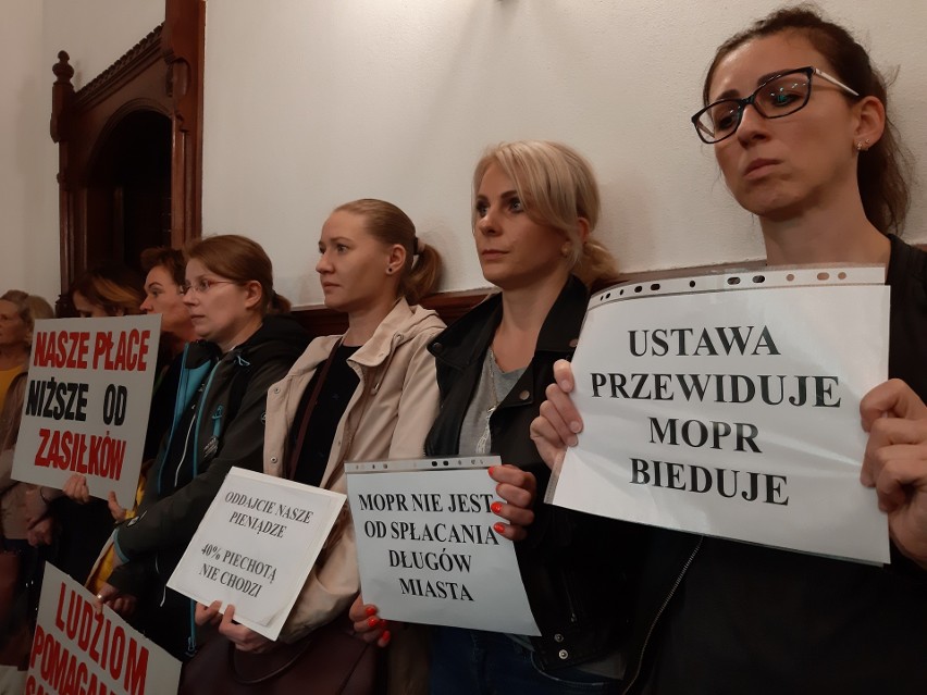 Pracownicy MOPR protestowali w słupskim ratuszu [zdjęcia]