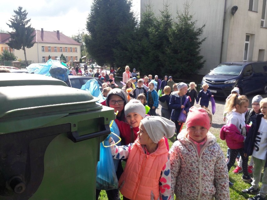 Dzieci z Iwanisk postanowiły posprzątać... świat. W trakcie kilkugodzinnej akcji zebrały kilkanaście worków śmieci