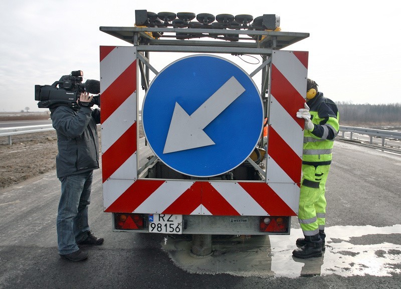 Inspektorzy GDDKiA sprawdzają autostradę...