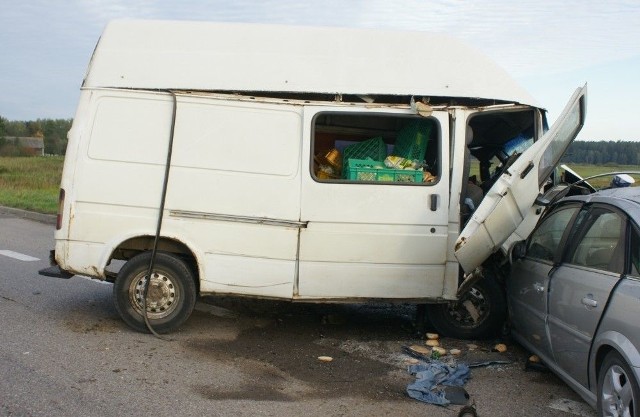 - W wyniku zderzenia 44-letni kierowca opla z obrażeniami głowy oraz jego 21-letni pasażer z obrażeniami brzucha zostali przewiezieni do szpitala - mówi oficer prasowy KPP w Sokółce.
