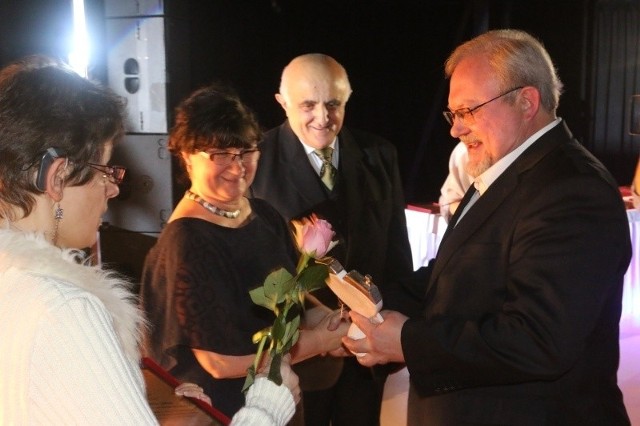 Pierwszy bal  „Dom dla Serc” odbył się w 2014. Na zdjęciu: Teresa i Kazimierz Jednorogowie oraz Hubertus Janas z Caritasu w Monachium.