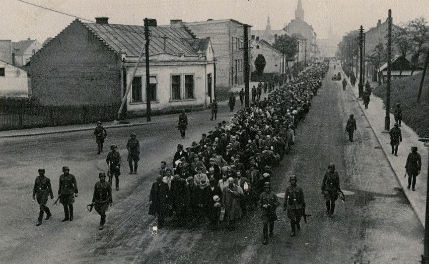 14 czerwca 1940 roku 728 więźniów zostało doprowadzonych na...