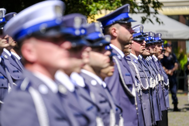 Toruńscy policjanci świętowali podczas mszy w katedrze świętych Janów i uroczystego apelu na Rynku Staromiejskim