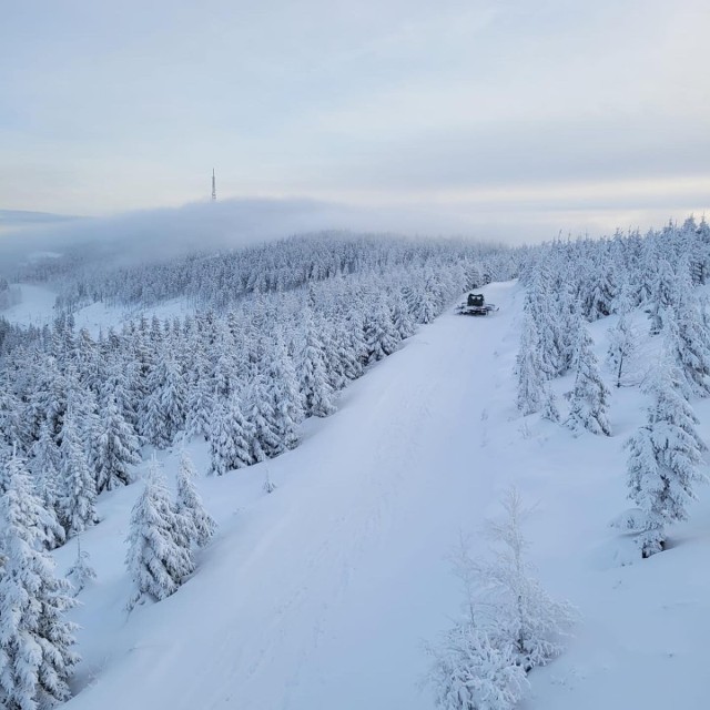 Od popołudniowego czwartku w górach pada, temperatury są na lekkim minusie, wszędzie zrobiło się biało