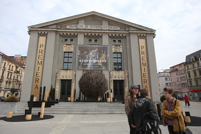 Czarny ogród przed Teatrem Śląskim. To instalacja z okazji...