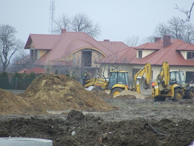 Zbrojenie działek pod budownictwo jednorodzinne na os. Brzostów potrwa do końca roku