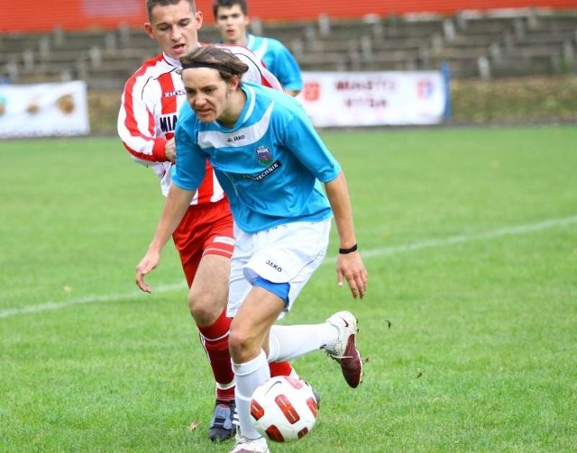 Pomocnik Olimpii Damian Paczek (z przodu) na razie ma powody do zadowolenia. Jego zespół pokonał bowiem dwóch kandydatów do awansu.