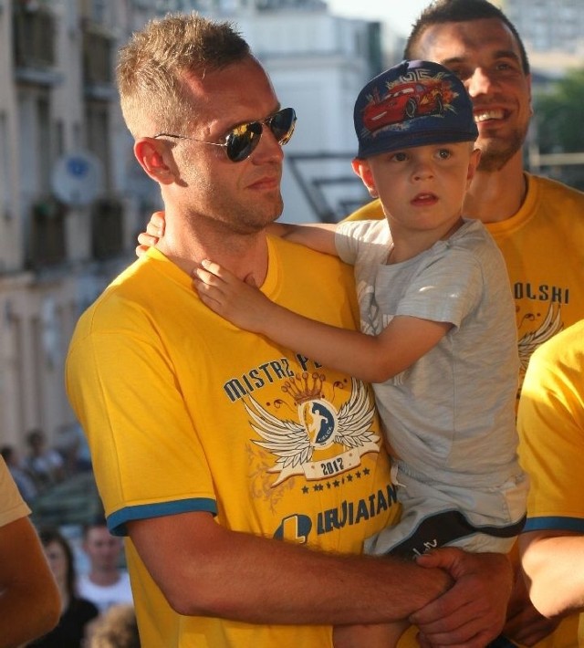 Grzegorz Tkaczyk z synem na ramionach podczas mistrzowskiej fety na Rynku w Kielcach