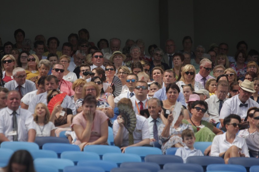 Kongres Świadków Jehowy na Stadionie Śląskim. Dzień 1. Wierni w Chorzowie przez trzy dni będą brać udział w spotkaniach ZDJĘCIA