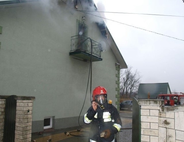 Podczas gaszenia pożaru w Pacanowie strażacy musieli założyć aparaty powietrzne.
