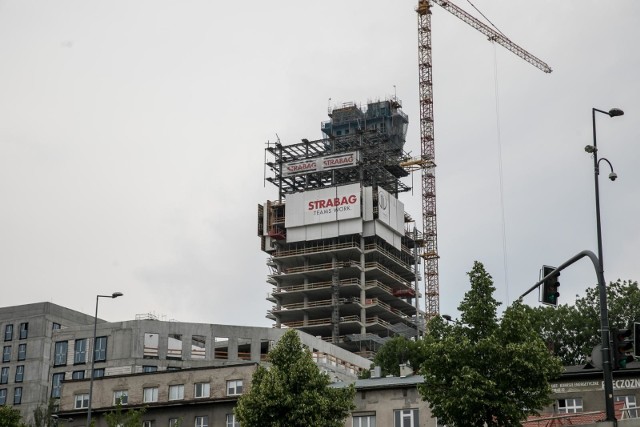 1. Dwa najwyższe budynki Krakowa znajdują się niedaleko siebie. Problematyczne jest określenie, który z nich jest najwyższy. Unity Tower, czyli przebudowywany "szkieletor" ma mieć docelowo 102,5 metra i tę wysokość niedawno osiągnął