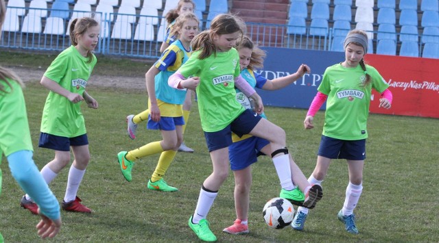 Drużyna SP Baćkowice (zielone koszulki) wygrała sobotni finał dziewcząt do lat 12. 