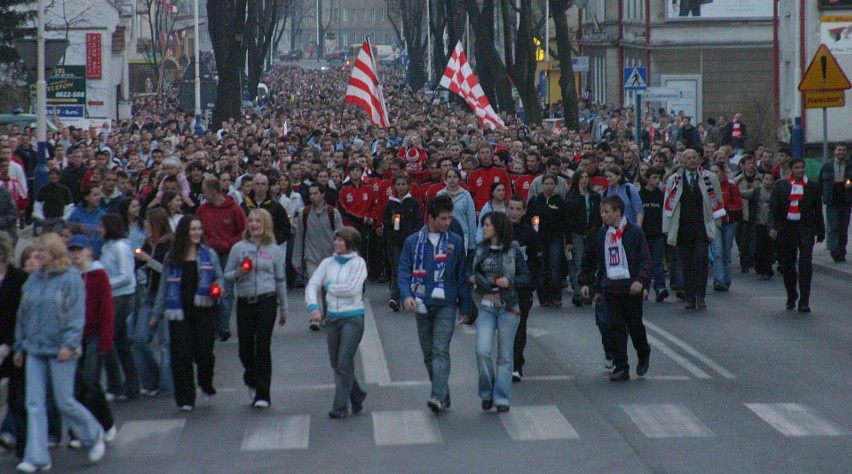 17 lat temu – po śmierci papieża Jana Pawła II - zwaśnieni ze sobą kibice w Rzeszowie czy Przemyślu szli razem. To było pojednanie [ZDJĘCIA]