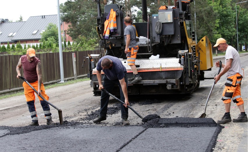 Ulica Miłoleśna w Grudziądzu jest obecnie asfaltowana i w...