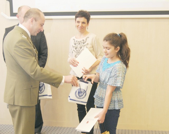 Megi Gjyla z Albanii była jedną z nagrodzonych w konkursie wiedzy o NATO.