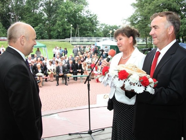 Starościna dożynek Ewa Zaczek &#8211; Kucharska oraz starosta Stanisław Nowak przekazują wójtowi Morawicy Marianowi Burasowi bochen chleba.