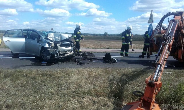 Do groźnego zdarzenia doszło dziś około godz. 11.30 na drodze wojewódzkiej nr 457 między Dobrzeniem Wielkim a Chróścicami. Toyota uderzyła w ciągnik koszący trawę na poboczu. Na szczęście nikomu nic się nie stało, a kierujący toyotą został ukarany mandatem. Jak się dowiedzieliśmy nieoficjalnie, toyotą kierowała kobieta.