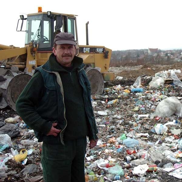 - Pracuję tutaj od samego początku. Choć mam uprawnienia na maszyny budowlane pracę w moim wieku znaleźć jest bardzo trudno - mówi Józef Matysik.