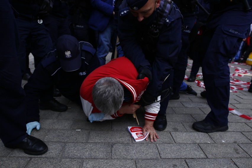 Warszawa: Strajk przedsiębiorców 16 maja [zdjęcia] Jacek Bury z KO zatrzymany. Policja: Senator nie chciał opuścić radiowozu