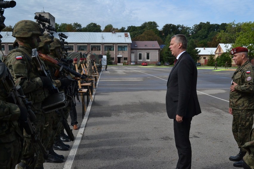 Minister Siemoniak w Bielsku-Białej, czyli spadochroniarze, Żyrynowski i grochówka [ZDJĘCIA]