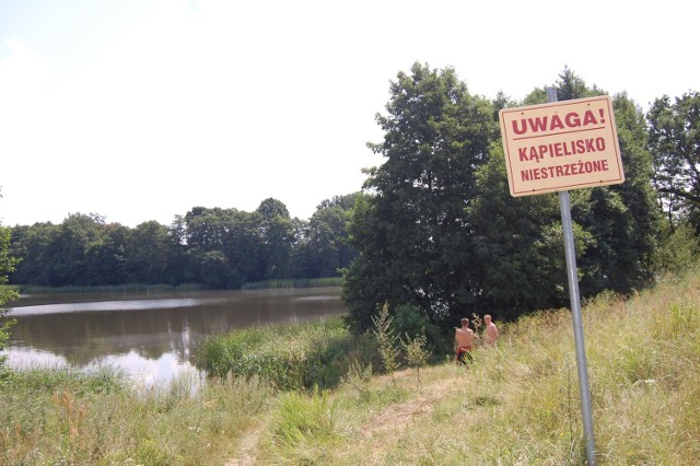 Plaża zarosła, po pomoście zostały wspomnienia. Gmina tu nie inwestuje, bo teren nad jeziorem nie jest własnością samorządu