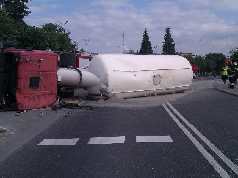 Wypadek w Tarłowie. Zderzyły się ciężarówka i osobowy 