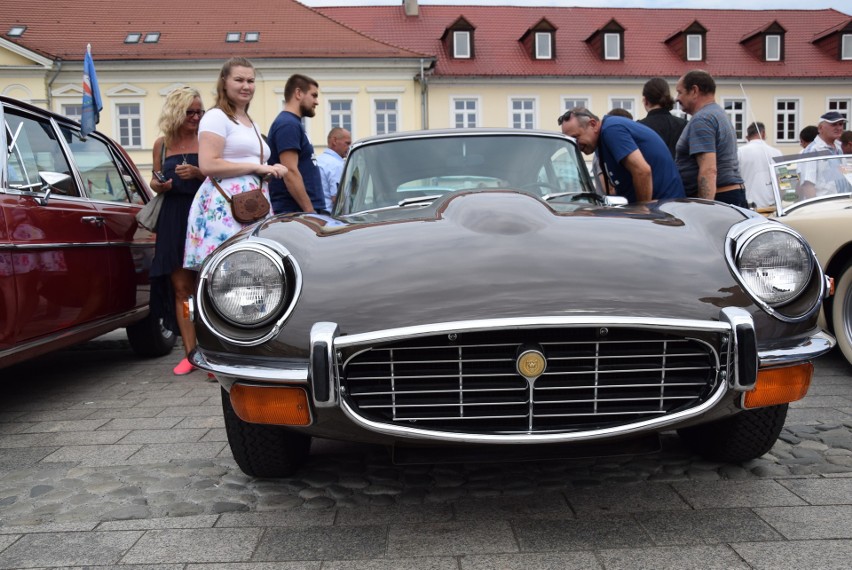 Perełki motoryzacji na oświęcimskim rynku - trudno było oderwać wzrok od zabytkowych samochodów [ZDJĘCIA]