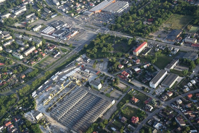 Dzięki uprzejmości Konrada Ziębakowskiego, pilota, instruktora w właściciela szkoły pilotażu na motolotniach Sky-Life wybraliśmy się na przelot z lotniska Aeroklubu Radomskiego w Piastowie w stronę południową, a następnie nad Radomiem i okolicą. Na kolejnych zdjęciach fotorelacja z przygotowań do lotu, zdjęcia miasta i okolic wykonane z wysokości od 100 do 500 metrów.