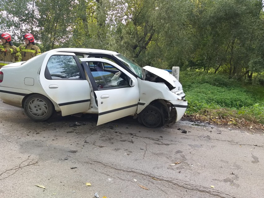 Wypadek w Lisówku w gminie Grójec. Rozbity samochód w rowie, a kierowcy brak