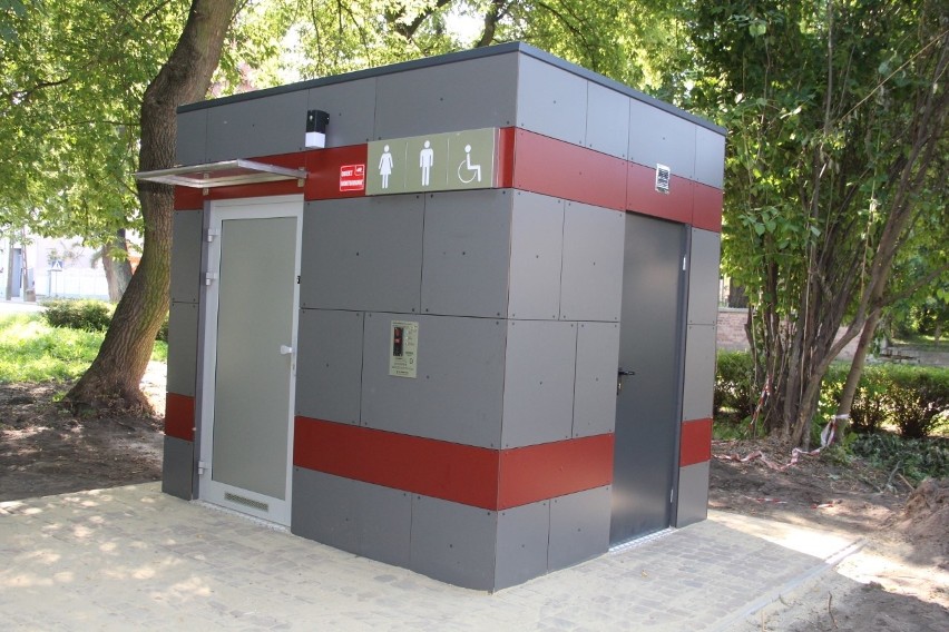 W parku miejskim w Brzezinach stanęła nowoczesna toaleta 
