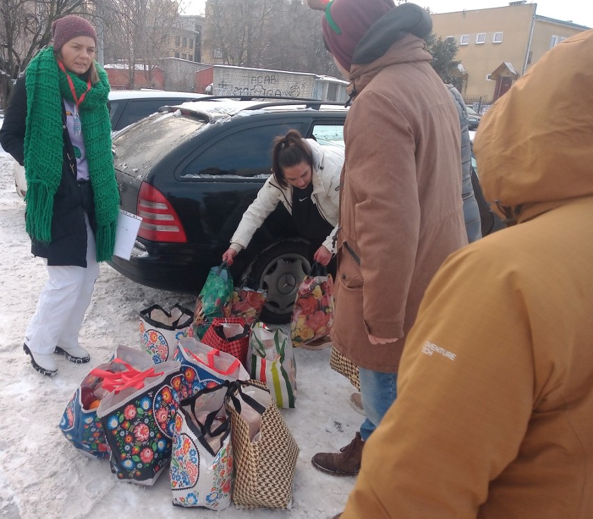 Białystok. Stowarzyszenie Droga rozpoczęło wydawanie świątecznych paczek dla najbardziej potrzebujących mieszkańców