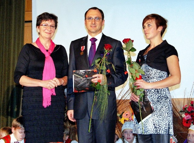 W środku Marek Czarnowski, z prawej Katarzyna Kamrowska - obydwoje zostali uhonorowani Medalami Edukacji Narodowej