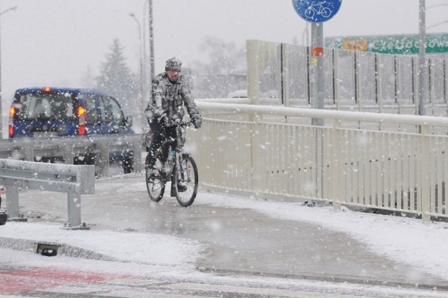 Piesi i rowerzyści, którzy schodzą z wiaduktu w stronę ulicy Rejtana, twierdzą, że jest tam bardzo ślisko. Najgorzej, gdy pada śnieg, a chodnik pokrywa lód.
