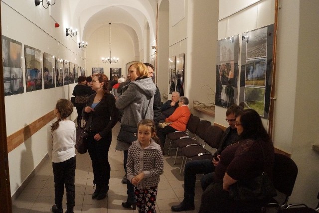 Całkiem spore grono miłośników fotografii przyszło w sobotę do pińczowskiego muzeum na wernisaż.
