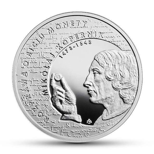 Moneta Roku 2018. Na rewersie przedstawia wizerunek Mikołaja Kopernika oraz fragment oryginalnego rękopisu ,,Rozprawy o biciu monety"