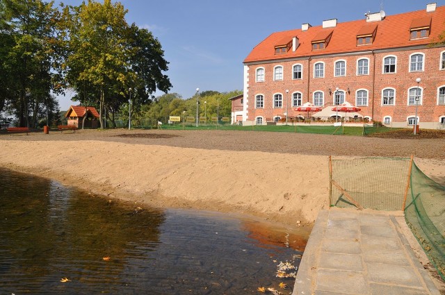 Teren przed szczecineckim zamkiem w jesiennej scenerii. 